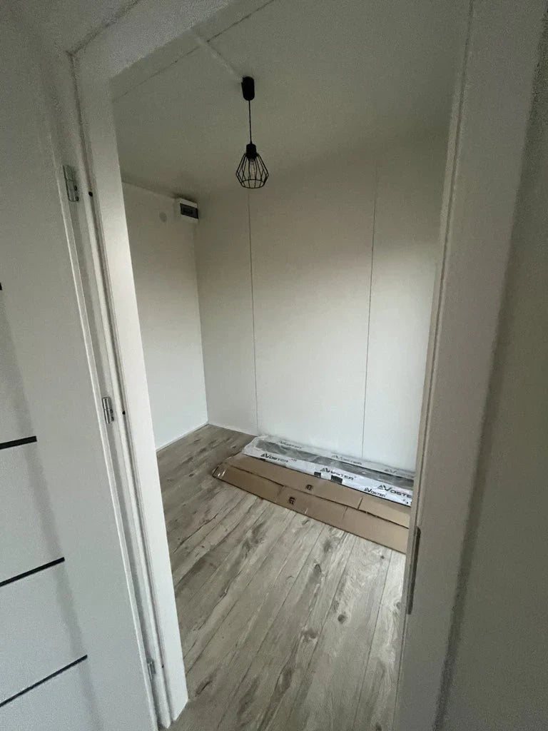 Grand contenedor para oficina con cabina de ducha y muebles de cocina